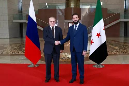 اجتمع وفد روسي برئاسة ميخائيل بوغدانوف مع مسؤول سوري في قاعة رسمية، في خطوة لإعادة بناء العلاقات الدبلوماسية.