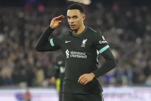 ترينت ألكسندر-أرنولد، لاعب ليفربول، يحتفل بأداء متميز في مباراة، مع التركيز على التزامه بالفريق وسط اهتمام ريال مدريد.