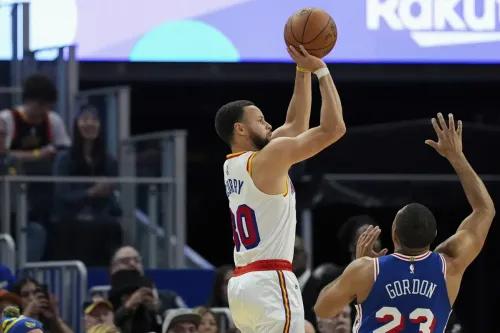 ستيفن كاري يسجل رمية ثلاثية خلال مباراة غولدن ستيت ووريورز ضد فيلادلفيا 76ers، حيث أظهر أداءً مميزًا بتسجيل 30 نقطة.