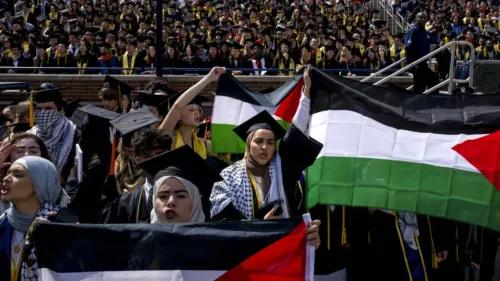 طلاب في حفل تخرج جامعة ميشيغان يرفعون الأعلام الفلسطينية، معبرين عن دعمهم لحرية التعبير وحقوق الفلسطينيين.