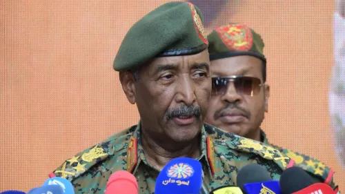 صورة لقائد القوات المسلحة السودانية يتحدث في مؤتمر صحفي، مع التركيز على التوترات العسكرية والسياسية في السودان.