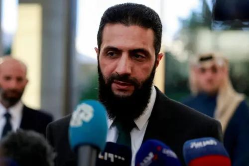 أحمد الشرع، القائد الجديد لسوريا، يتحدث مع الصحفيين بعد إعلان إعادة هيكلة القيادة السياسية والعسكرية في البلاد.