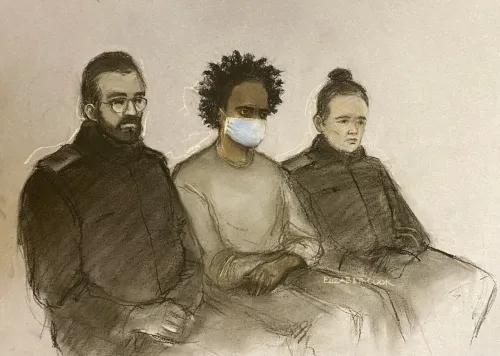 رسم تخطيطي لثلاثة أفراد أثناء جلسة استماع في محكمة ليفربول، حيث يُحاكم أكسل روداكوبانا بتهم تتعلق بطعن فتيات صغيرات.