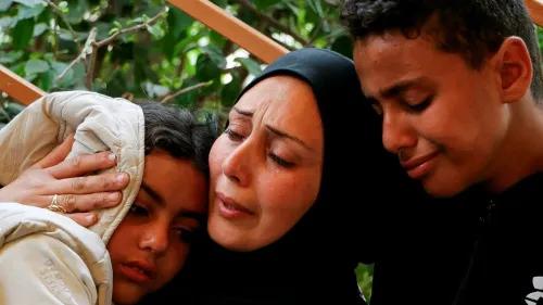 امرأة ترتدي الحجاب تحتضن طفلين، يعبرون عن مشاعر الحزن والقلق في سياق الصراع المستمر في غزة.
