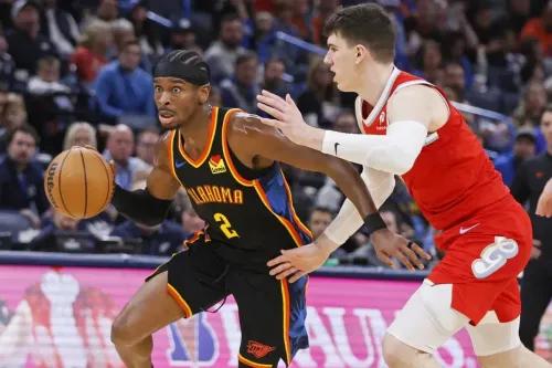 شاي جيلجوس-أليكساندر يحمل الكرة أثناء مواجهة لاعب من ممفيس جريزليز، في مباراة شهدت تفوق أوكلاهوما سيتي ثاندر 130-106.
