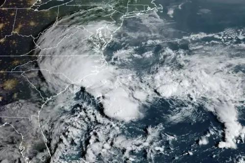 صورة توضح العاصفة الاستوائية غوردون وهي تتحرك عبر المحيط الأطلسي، مع غيوم كثيفة وسحب مائية تشير إلى نشاطها الجوي.