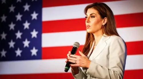 مورغان أورتاغوس تتحدث أمام العلم الأمريكي، معلنة عن تعيينها نائب المبعوث الرئاسي الخاص للسلام في الشرق الأوسط.