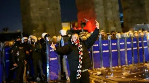 شخص يحتج أمام صف من رجال الشرطة في إسطنبول، معبرًا عن استيائه خلال مظاهرة ضد اعتقال أكرم إمام أوغلو.