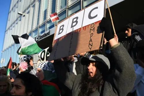 احتجاج أمام هيئة الإذاعة البريطانية، حيث يحمل المتظاهرون لافتة مكتوب عليها "BBC" مع دماء، تعبيرًا عن الغضب تجاه تغطية الحرب على غزة.
