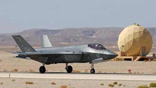 مقاتلة F-35 تابعة لسلاح الجو الإسرائيلي على مدرج في قاعدة عسكرية، مع خلفية صحراوية، وسط جدل حول تصدير مكوناتها.