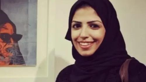 سلمى الشهاب، ناشطة في مجال حقوق الإنسان، تبتسم في صورة، مع خلفية بسيطة، تعكس قضايا حرية التعبير في السعودية.