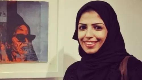 سلمى الشهاب، ناشطة سعودية، تبتسم أمام لوحة فنية، بعد الإفراج عنها من السجن بسبب تغريداتها على تويتر، إثر حكم قاسٍ.