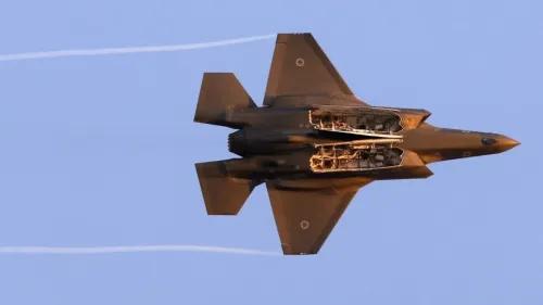 مقاتلة F-35 تحلق في السماء، مع عرض واضح لتفاصيل محركاتها، في سياق الجدل حول صادرات الأسلحة البريطانية إلى إسرائيل.