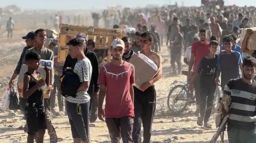 مشهد لفلسطينيين يتدافعون للحصول على المساعدات الإنسانية في رفح، جنوب قطاع غزة، وسط فوضى وصراخ، بعد مقتل ثلاثة أشخاص بنيران إسرائيلية.