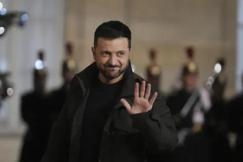 الرئيس الأوكراني فولوديمير زيلينسكي يلوح بيده أثناء زيارة رسمية، مع خلفية تضم جنودًا يرتدون زيًا رسميًا.