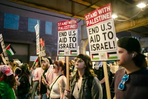 محتجون يحملون لافتات تدعو إلى دعم فلسطين وإنهاء المساعدات الأمريكية لإسرائيل، في تظاهرة في ولاية إلينوي.