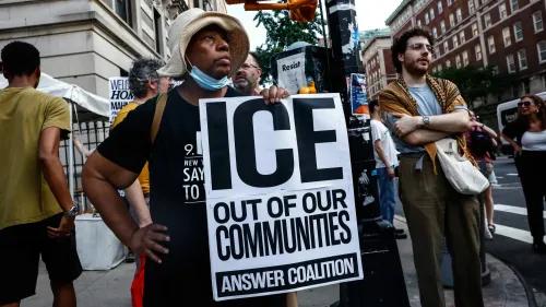 محتج يحمل لافتة تطالب بإخراج إدارة الهجرة والجمارك (ICE) من المجتمعات، خلال مظاهرة مؤيدة للفلسطينيين في مدينة نيويورك.