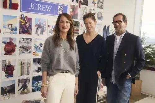 اجتماع لفريق J.Crew وU.S. Ski & Snowboard، حيث يناقشون التعاون في تصميم ملابس التزلج الأنيقة استعدادًا للأولمبياد.