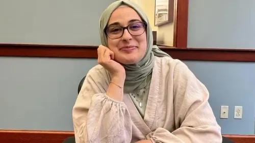 رميساء أوزتورك، طالبة دكتوراه في جامعة تافتس، مبتسمة في غرفة مكتبية، تعكس روحها الطموحة وسط ظروف صعبة.
