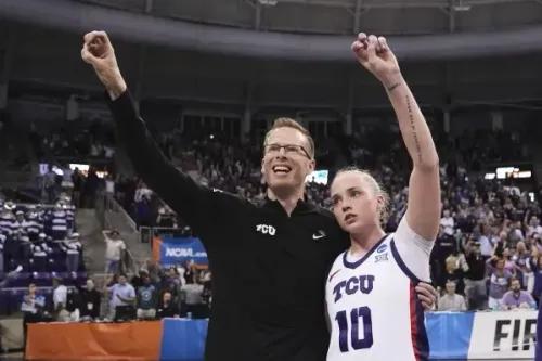 هايلي فان ليث ومدربها يحتفلان بفوز فريق TCU على لويسفيل في بطولة NCAA، مع تفاعل حماسي من الجماهير في الخلفية.