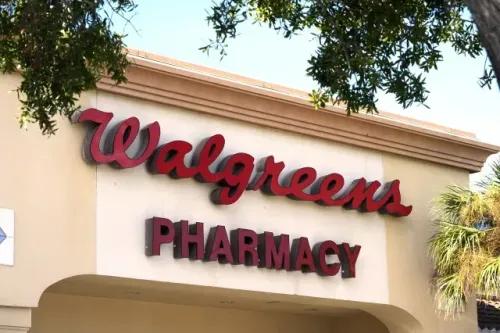 واجهة متجر Walgreens مع شعار \"الصيدلية\" باللون الأبيض على خلفية حمراء، تعكس التحديات التي تواجه سلسلة المتاجر في السوق الأمريكية.