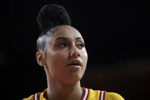 جوجو واتكينز، لاعبة فريق جامعة جنوب كاليفورنيا، تركز على الملعب بعد تسجيلها 26 نقطة في مباراة ضد نبراسكا.