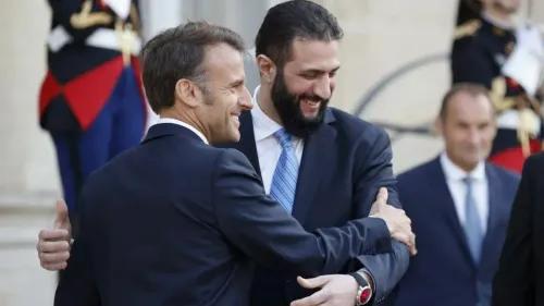 لقاء بين الرئيس الفرنسي إيمانويل ماكرون ونائب الرئيس السوري أحمد الشرع في باريس، حيث يتبادلان التحيات وسط أجواء رسمية.