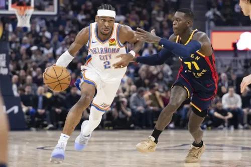 تسديدة سريعة من لاعب أوكلاهوما سيتي جيلجوس-أليكساندر، مع مدافع من غولدن ستيت يطارده، خلال مباراة مصيرية في دوري كرة السلة الأمريكي.