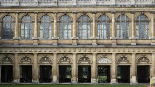 واجهة كلية ترينيتي في جامعة كامبريدج، تظهر تفاصيل معمارية مميزة ونوافذ زجاجية ملونة، تعكس تاريخ الكلية ونشاطاتها الأكاديمية.