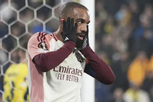 لاعب نادي ليون يضع يديه على وجهه بعد تعادل فريقه في مباراة الدوري الأوروبي، معبرًا عن مشاعر الإحباط وسط أجواء المنافسة.